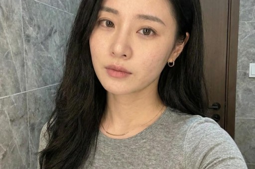 内娱清纯女星偷闯日本拍艳情片被网友当场撞破
