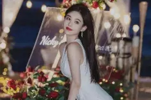 75岁的刘晓庆与网红王婆同台全程冷脸少互动被质疑是耍大牌！
