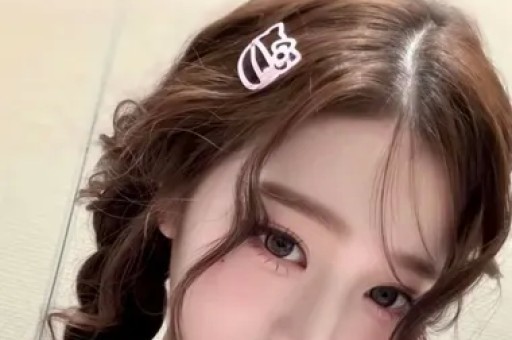 女星超大牌排场惹热议与男助理亲密举动引全网吵翻